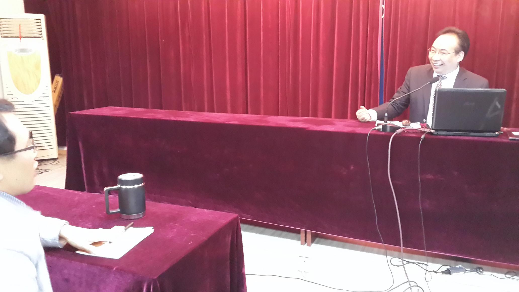 (赵律师与学员沟通交流) (赵律师与学员沟通交流)